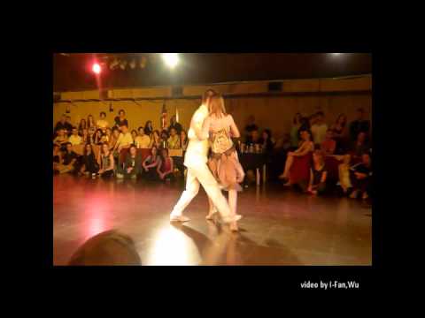  Andrea Misse  and  Javier Rodriguez  are  dancing  to  the  tango  "  Una Fija  "