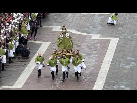 Madonna che scappa in piazza, cade uno dei portatori