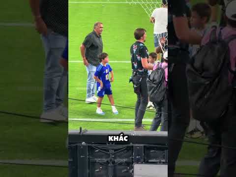 Cậu nhóc nhà Messi đến xin tấm lưới và phản ứng bất ngờ 😮