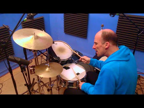 WATCH ONE MAN TRY TO FIT THIS WOBBLY KICK DRUM IN HIS BACK POCKET