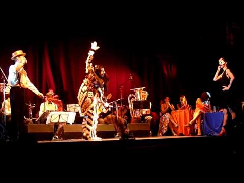 La Tuba Tango, interpretando "Siga el Corso" - Clip III