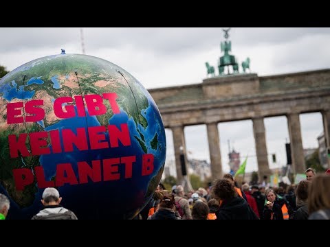 FRIDAYS FOR FUTURE: Koalition schnürt Klimapaket - Jugend protestiert