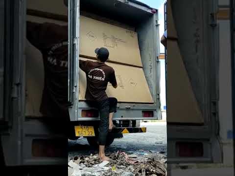 Bốc hàng hóa xuống xe tải