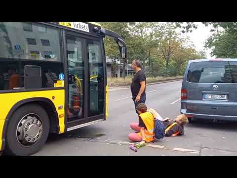 "Du Arschloch und du Fotze!" Hilfspolizist-Passanti will Verkehr regeln und steht Bus im Weg LG