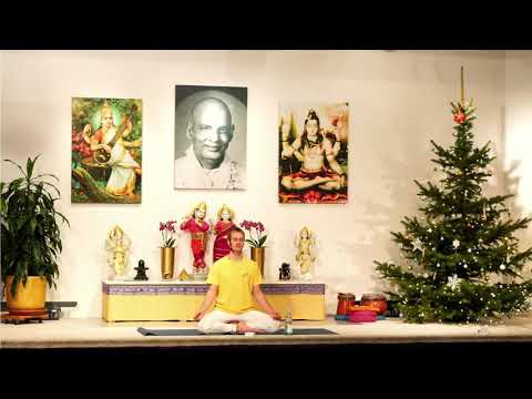 Rückenyoga mit Adrian - Yoga Vidya Live - 16:15 Uhr 04.12.2021