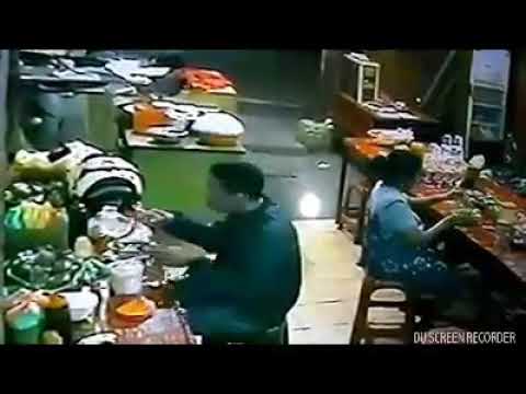 Viralkan..!! Maling Hp Di warung Coto Kota Makassar