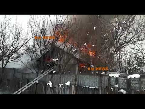 Incendiu devastator la Rediu! Posibil ca proprietarii să fie în casa cuprinsă de flăcări