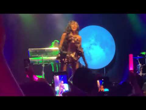 191025 Magnetic Moon - Tiffany Young San Francisco - Encore (3/3)