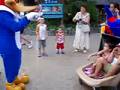 Woody Woodpecker jugando con los niños 