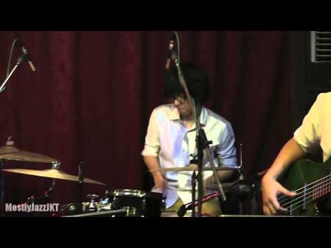 Gerald Situmorang Trio ft. Dennis Junio - Getting The News  @ Mostly Jazz 07/06/14 [HD]