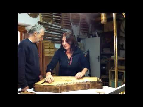 Prueba de Begoña Olavide en el taller de Carlos Paniagua Luthier