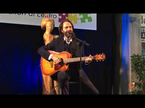 Neri Marcoré in versione Battiato e Concato canta “Soldi"