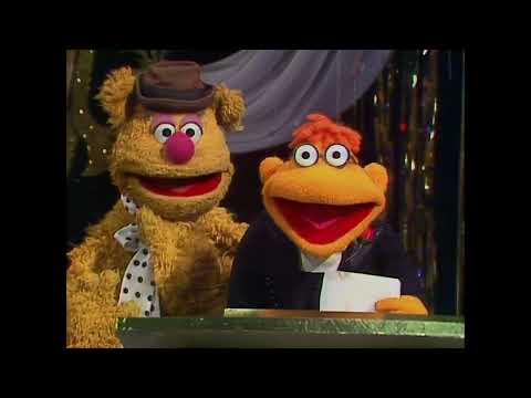 The Muppet Show - 412: Phyllis George - Nomination for Funniest Comedy Performance by a Bear (1979)