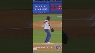 A 14-year-old Dodgers fan, KK, got to meet Freddie Freeman Tuesday thanks to Make-A-Wish! ????