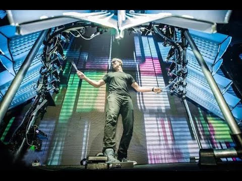 Visual DJ AFISHAL taking over a Super Club in Beijing