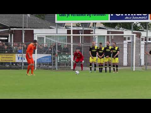 Kollum - SC Leovardia  Vrije trap Joop Pijnacker en Gerard van Zonneveld scoort de 1-0