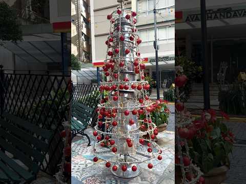 Árvore de Natal prateada e de lata, Rua Avanhandava - centro de São Paulo