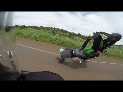 Motocyklista daje pokaz swojej głupoty.