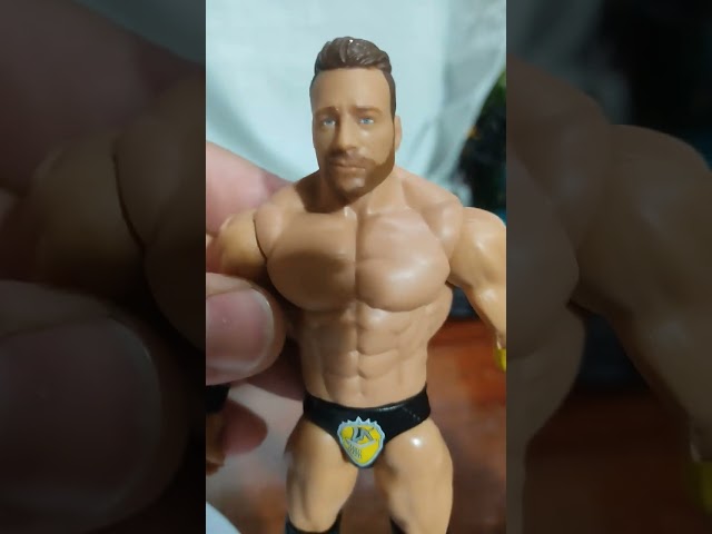 Vídeo relacionado con Mattel WWE LA Knight Action Figure Main Event Series