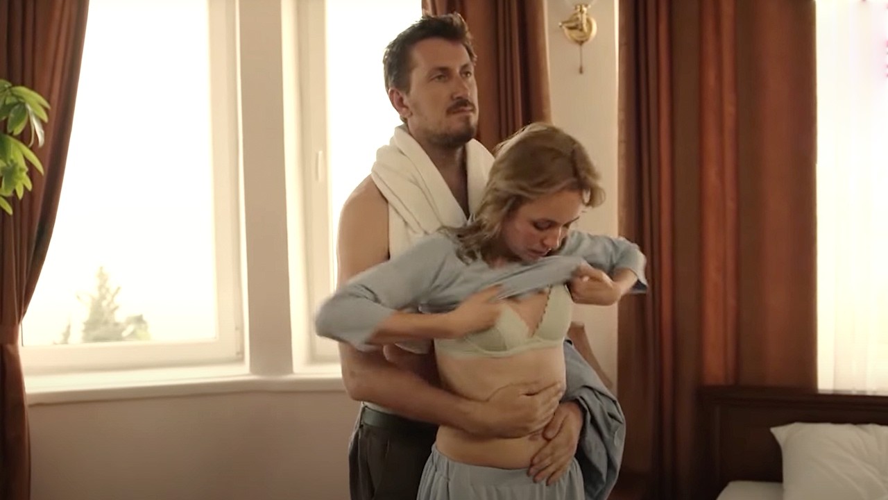 UN ENCUENTRO CASUAL DURANTE LA LUNA DE MIEL SE TRANSFORMÓ EN UN ROMANCE DE VACACIONES