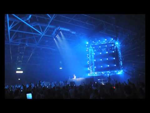 Nic Chagall  Playing - Dash Berlin   Man On The Run @ Trance Energy 2010
