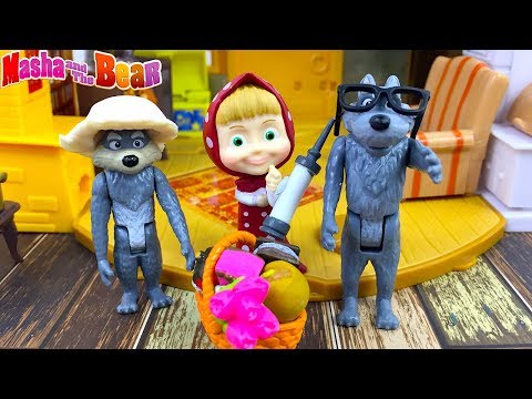 MASCHA UND DER BÄR GESCHICHTE SPIEL IN HERBSTBLÄTTERN UND DAS MÄDCHEN WELCHE ZUSAMMEN