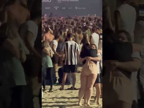 "Fiesta de la hinchada de Botafogo en las playas de Río de Janeiro.Botafogo 1 vs 0 PSG" Barra: Loucos pelo Botafogo &bull; Club: Botafogo