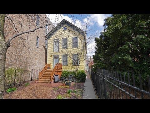 A sunny Wicker Park duplex in a close-to-everything location