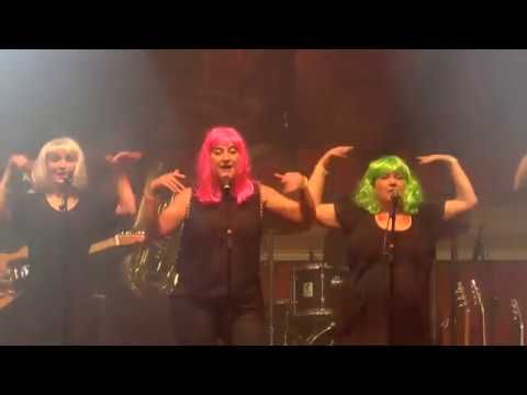 7. Dresdner Neujahrssingen – Las Ketchup "Asereje" mit Woman of Neujahrssingen