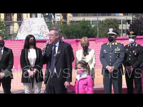 Naples' mayor joins Noemi in the square. Her mother: "We are witnesses to the Camorra's absurd wa...