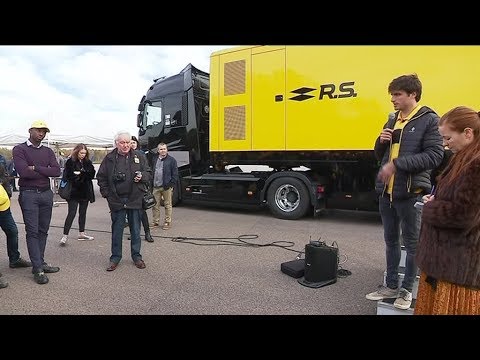 Le pilote Carlos Sainz sur le très secret circuit Renault d'Aubevoye dans l'Eure
