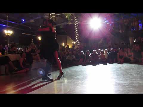  Gianpiero Galdi  and  Lorena Tarantino  are  dancing  to  the  vals  "  Corazón de artista  "  in  2020
