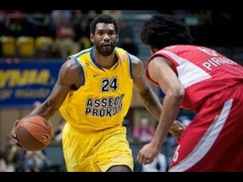 Josh Childress vs Qyntel Woods  EL Quarterfinals 2010