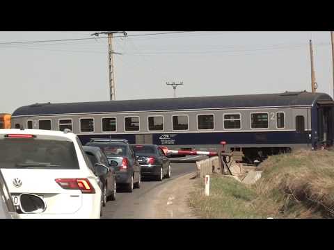 Tren R5564 Suceava Nord - Botosani trece pe la bariera cu H615 - 05.04.2019