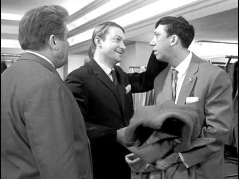 "Дайте жалобную книгу" - Начальство, надо знать в лицо!