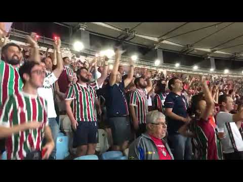 Festa da torcida: o momento da entrada do time em campo