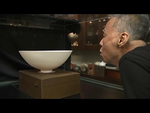 شاهد خزّافٌ تايواني يصنعُ أوانٍ "راقصة" يحارُ بشأنها الخبراء…