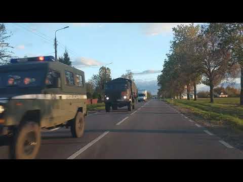 Kolumna ciężarówek wojskowych