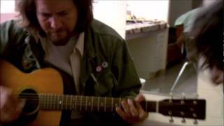 Eddie Vedder &amp; EJ Barnes - Golden State (Water on the Road DVD).wmv