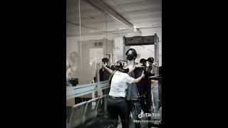 Download lagu enhypen getting taken advantage of by manila airport staff #enhypen #niki #heeseung #kpop #fyp mp3