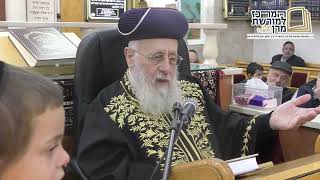 שיעור בהלכות חנוכה ממרן הרב יצחק יוסף שליט"א בבית הכנסת "ויאמר אברהם" - הג'רמוקלים (מורשת מרן) - התמונה מוצגת ישירות מתוך אתר האינטרנט יוטיוב. זכויות היוצרים בתמונה שייכות ליוצרה. קישור קרדיט למקור התוכן נמצא בתוך דף הסרטון