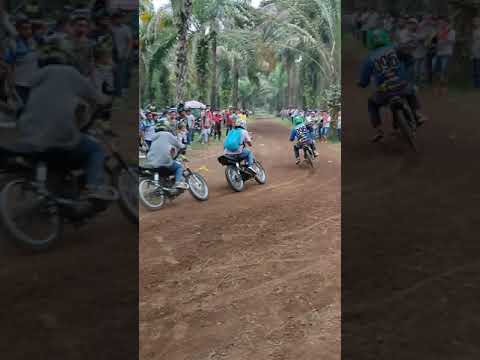 carrera de motos AX100 preparadas