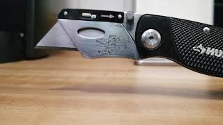 How to unlock and change out a husky utility knife blade.