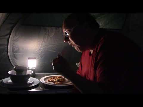 MongoTV_2975 - Spiser Opvarmet Pizza i Telt og Snakker
