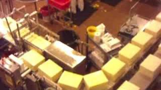 preview picture of video 'Cheesemaking assembly line at Tillamook (Part 1)'