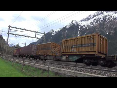 SBB Re 6/6 + Re 4/4 IN TRANSITO CON IL MERCIONE A WASSEN. (CH) 25 - 4 - 2015.