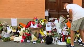 Bologna, prosegue l'omaggio a Francesco Guccini in via Paolo Fabbri 43: da un'auto risuonano le n...