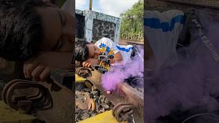 Download lagu Tertidur Di Rel kereta api palang pintu berbunyi dan kereta melintas mp3