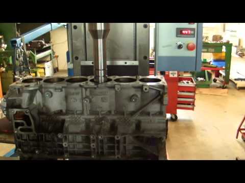 Zylinderblock  bohren auf Übermass Kolben