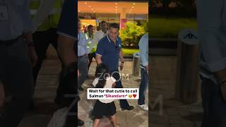 Download lagu Salman Khan's CUTE moment with a little fan as he lands in Jamnagar to meet Anant Ambani 😍 #shorts mp3 Download lagu Salman Khan's CUTE moment with a little fan as he lands in Jamnagar to meet Anant Ambani 😍 #shorts mp3